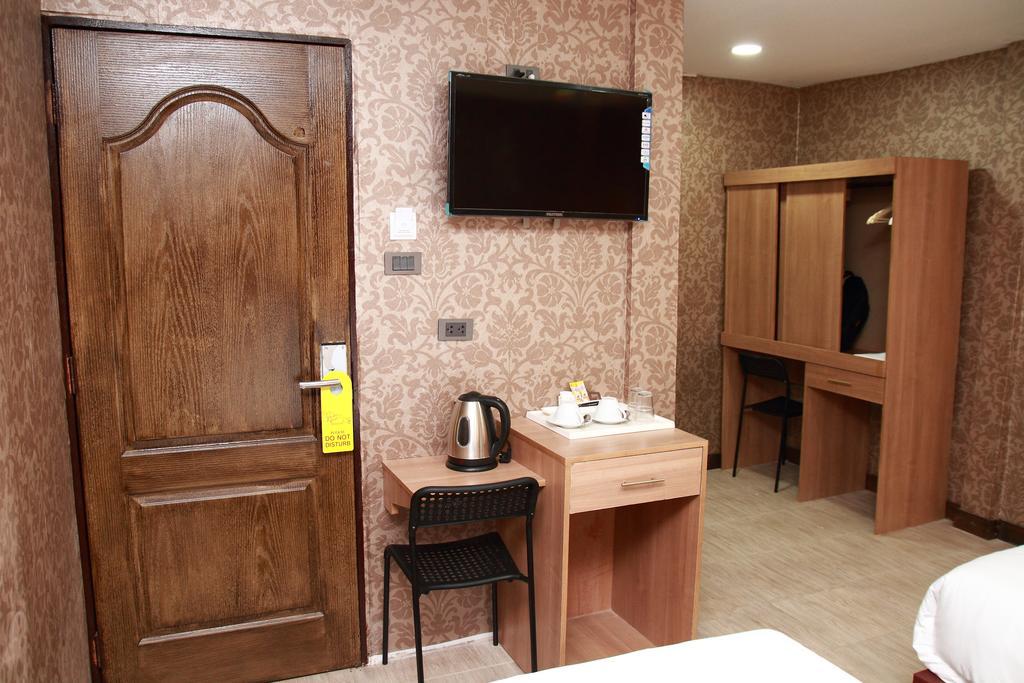Harrys Suite Hotel Bangkok Room photo