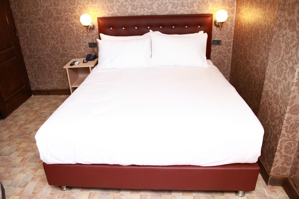 Harrys Suite Hotel Bangkok Exterior photo