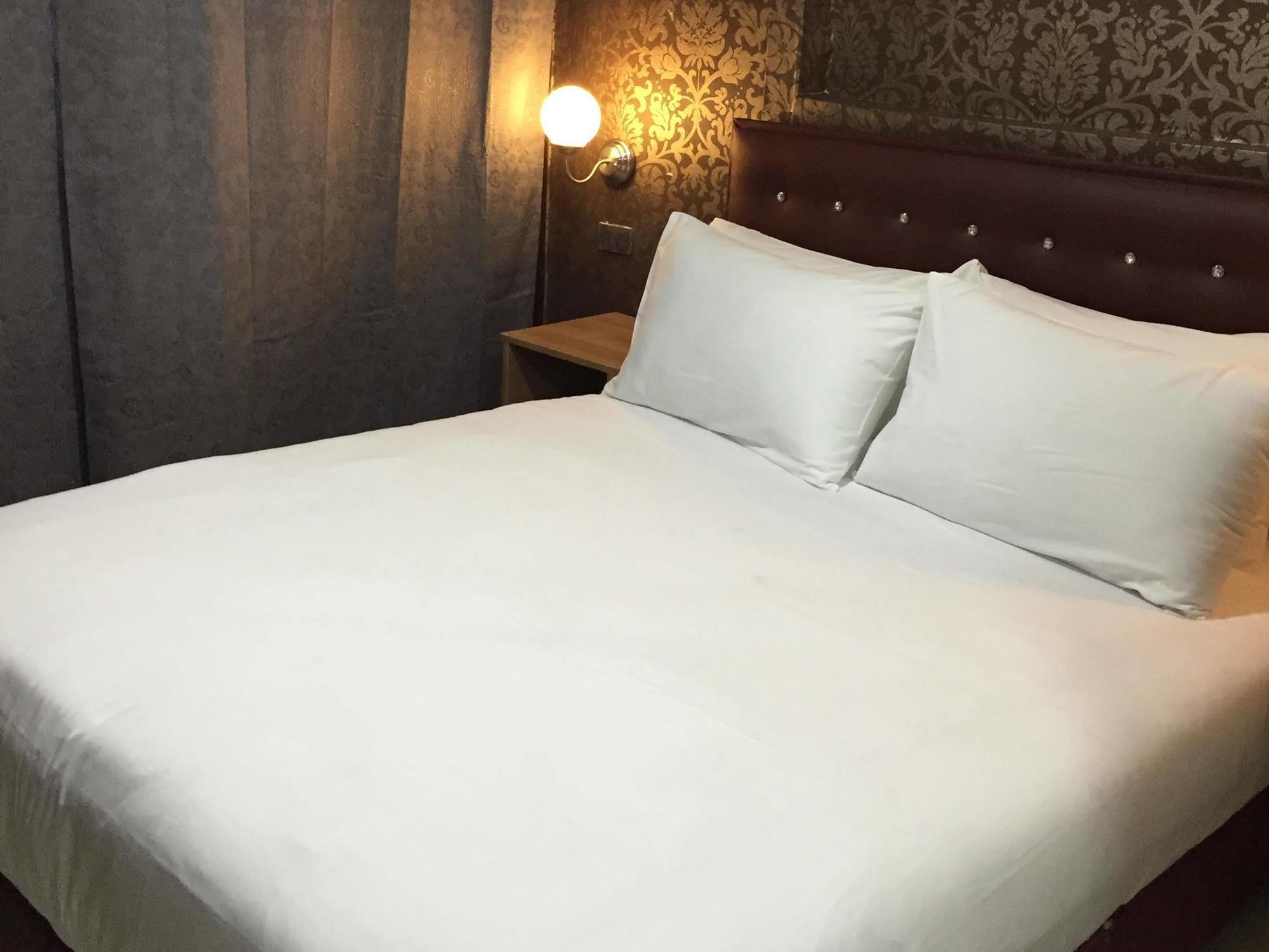 Harrys Suite Hotel Bangkok Exterior photo