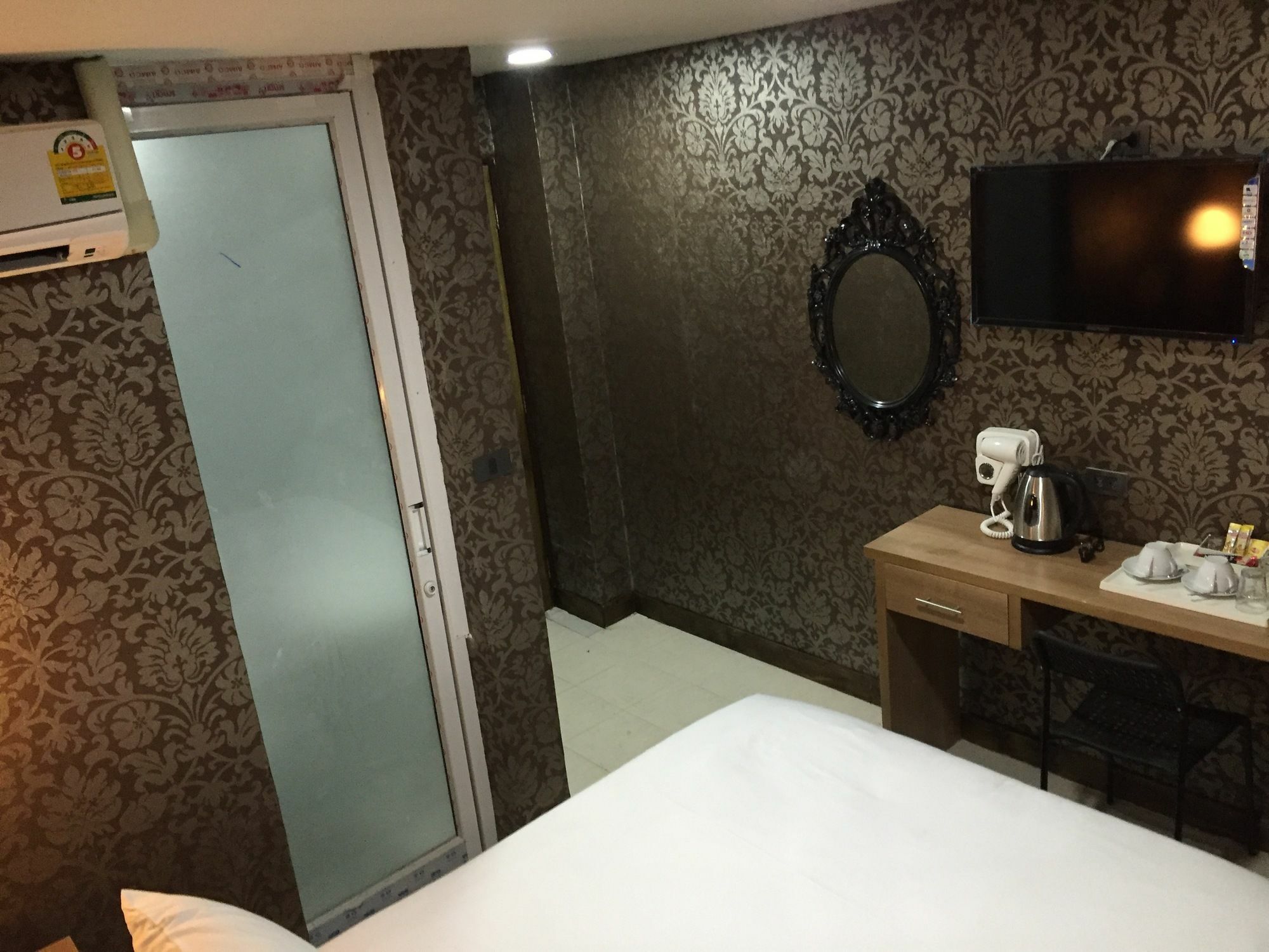 Harrys Suite Hotel Bangkok Exterior photo